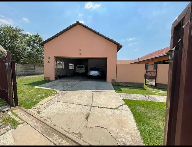 3 BEDROOM HOUSE FOR SALE IN KOSMOSPARK